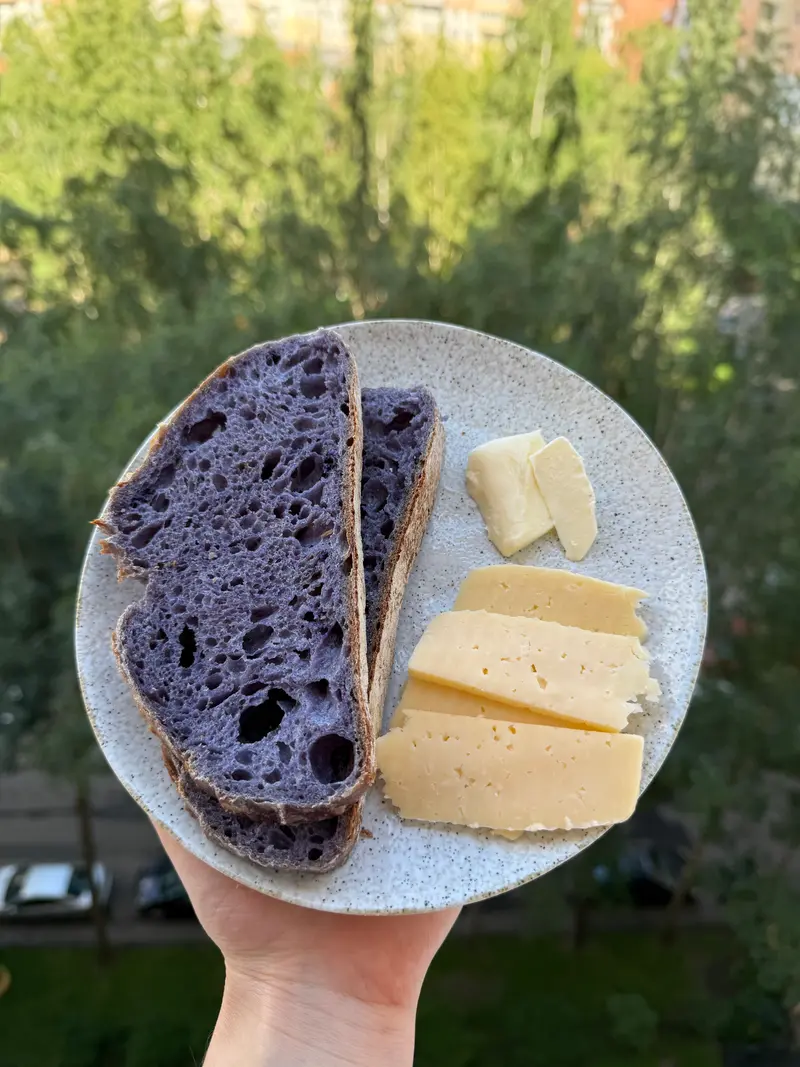 Хлеб на закваске с сыром
